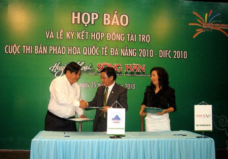 Deputy General Director of Civil Engineering Corporation No. 5 (CIENCO 5) Ha Hung (L) signs a contract to donate US$165,000 to the 2010 International Fireworks Competition in Da Nang. (Photo: Dan Tri)